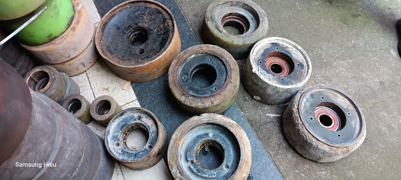 Bọc lại bánh tải xe nâng Linde